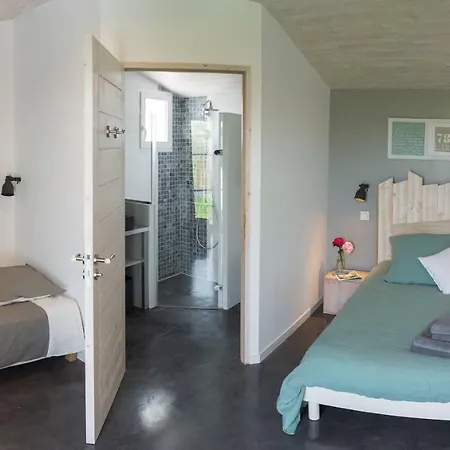 Les Petites Terres Couette-café 3*