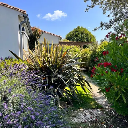 Les Petites Terres Bed & Breakfast 3*