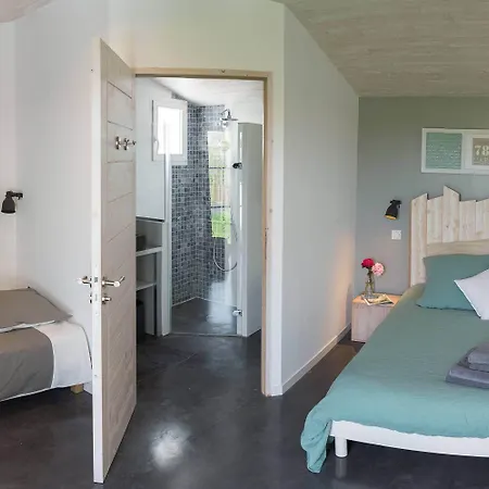 Les Petites Terres 3*