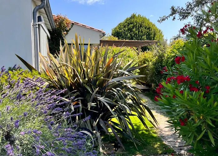 Les Petites Terres Bed & Breakfast 3*