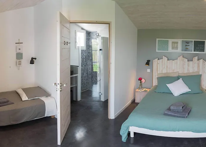 Les Petites Terres 3*